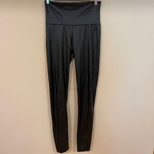 Shiny faux leather leggings